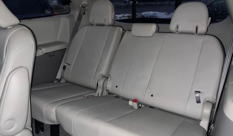 
								2011 Toyota Sienna XLE 5dr V6 XLE 7-Pass FWD full									