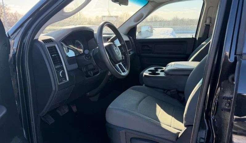 
								2017 Ram 1500 ST Quad Cab 4WD full									