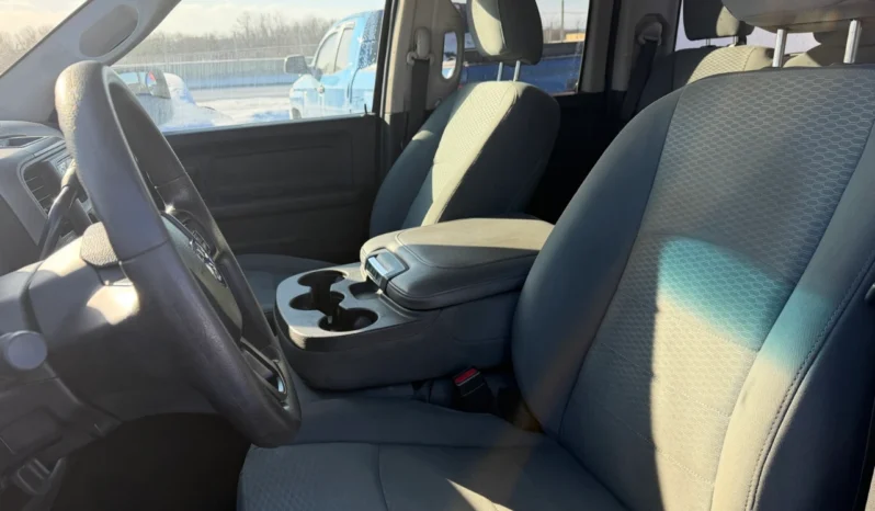 
								2017 Ram 1500 ST Quad Cab 4WD full									