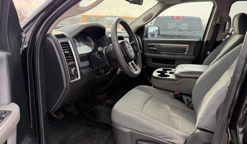 
								2017 Ram 1500 ST Quad Cab 4WD full									