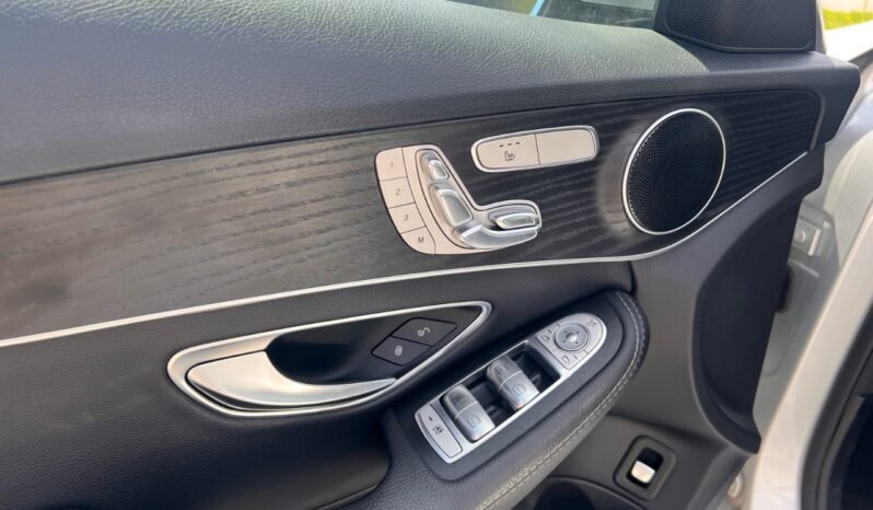 
								2016 Mercedes-Benz C-Class C 300 4MATIC Sedan full									