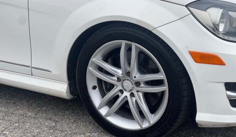 
								2013 Mercedes-Benz C-Class C 300 4MATIC Sedan full									