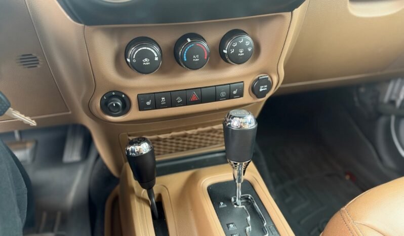 
								2017 Jeep Wrangler 4WD 2dr Sahara full									