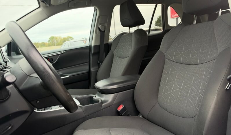 
								2022 Toyota RAV4 LE AWD full									
